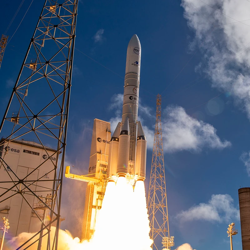 Eine Ariane-Rakete hebt mit einem Feuerschweif aus den Triebwerken ab.