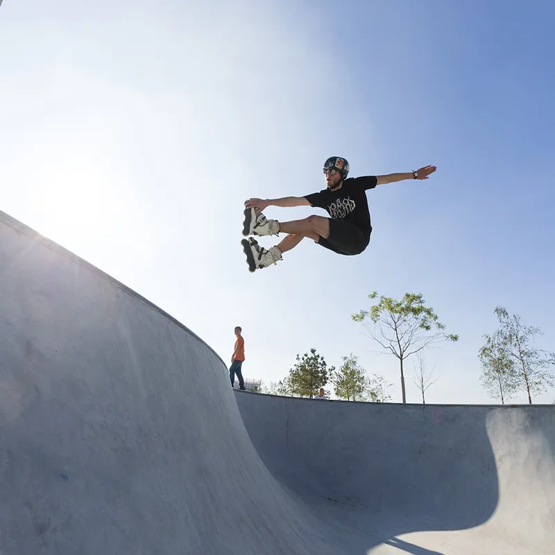 Ein Inline-Skater im Sprung.