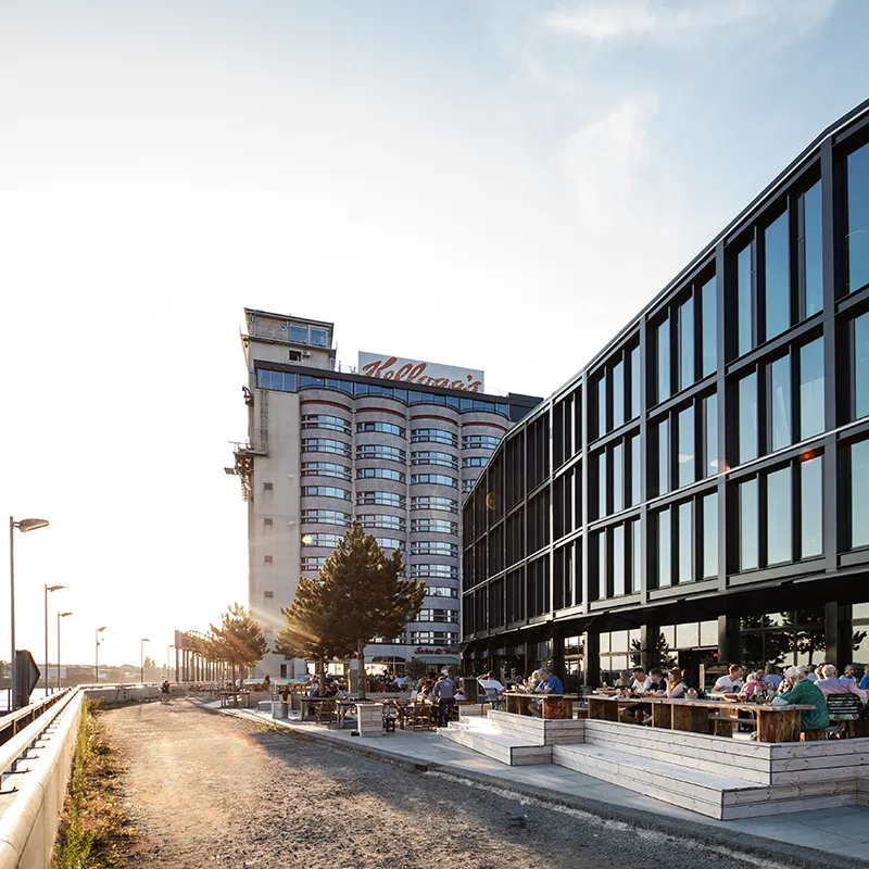 Blick auf das ehemalige Silo-Gebäude von Kellogg's auf der Überseeinsel, in dem sich heute ein Hotel befindet.
