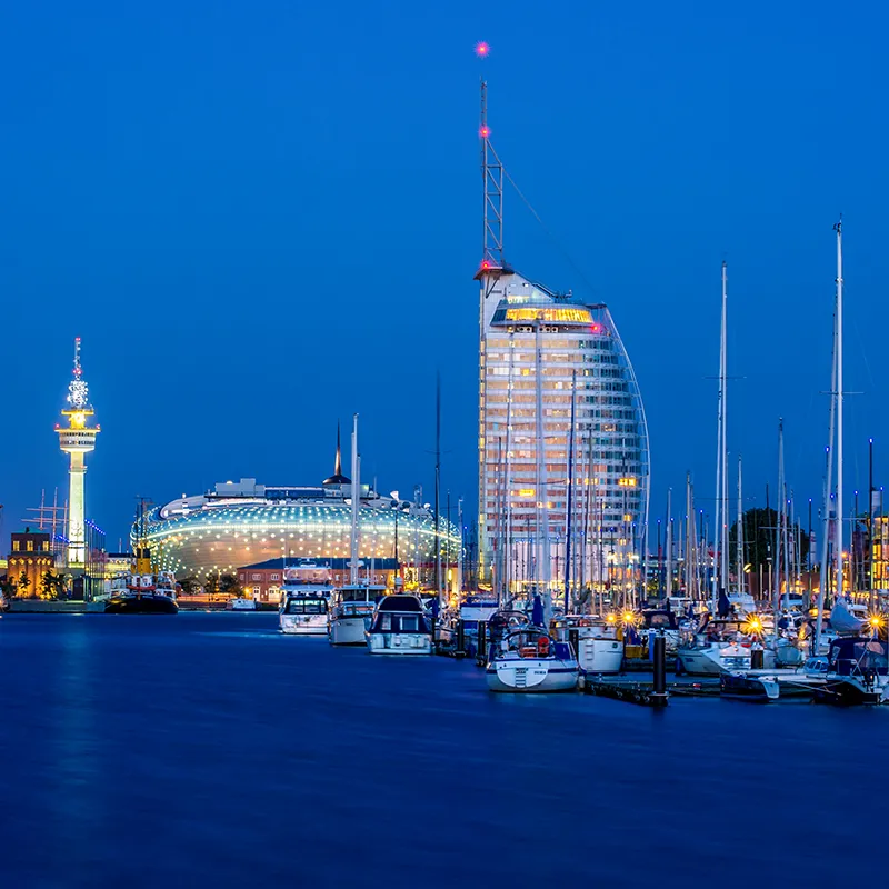Eine Nachtaufnahme der Sykline von Bremerhaven mit dem Fernsehturm, dem Klimahaus und dem Sail City Hotel.