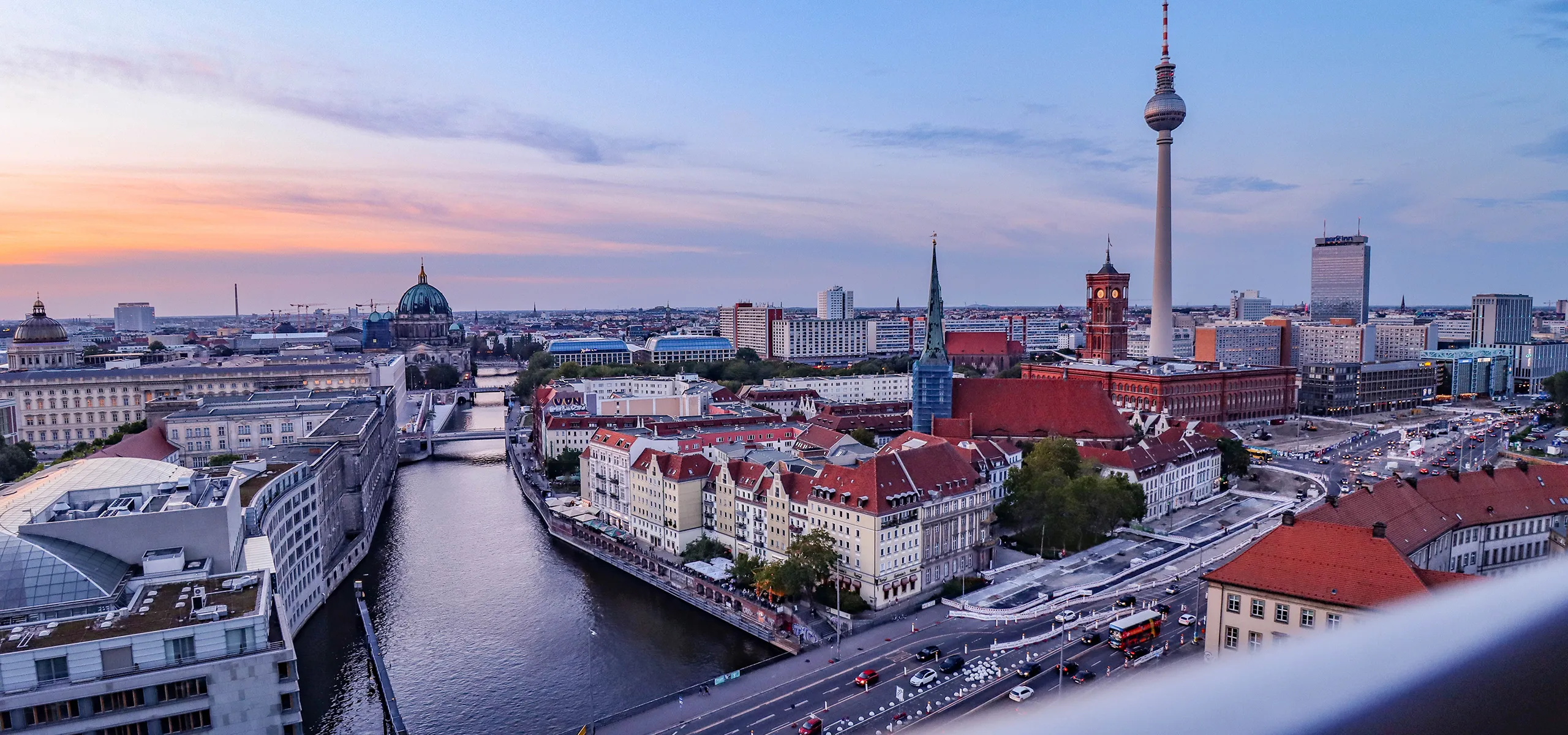 Über den Dächern Berlins, der Fernsehturm am Alexanderplatz in der rechten Hälfte, die Spree links.
