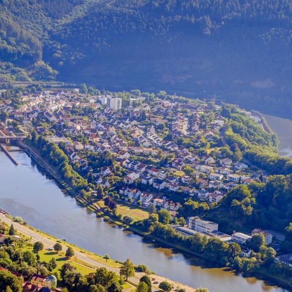 Luftaufnahme der Stadt Hirschhorn am Neckar im Unesco-Global-Geopark Bergstraße-Odenwald, Hessen