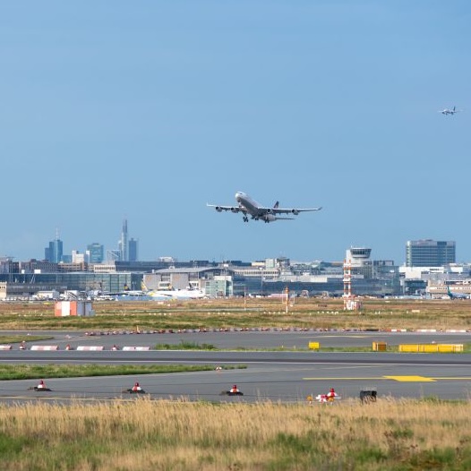 Mit dem Flughafen Frankfurt als einem der größten Luftverkehrsdrehkreuze Europas ist Hessen zentraler Knoten für Mobilität, Handel und internationale Vernetzung.