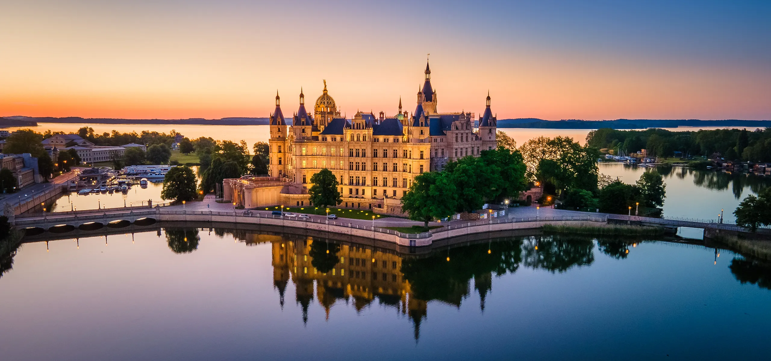 Das stimmungsvoll beleuchtete Schloss in Schwerin am Abend.