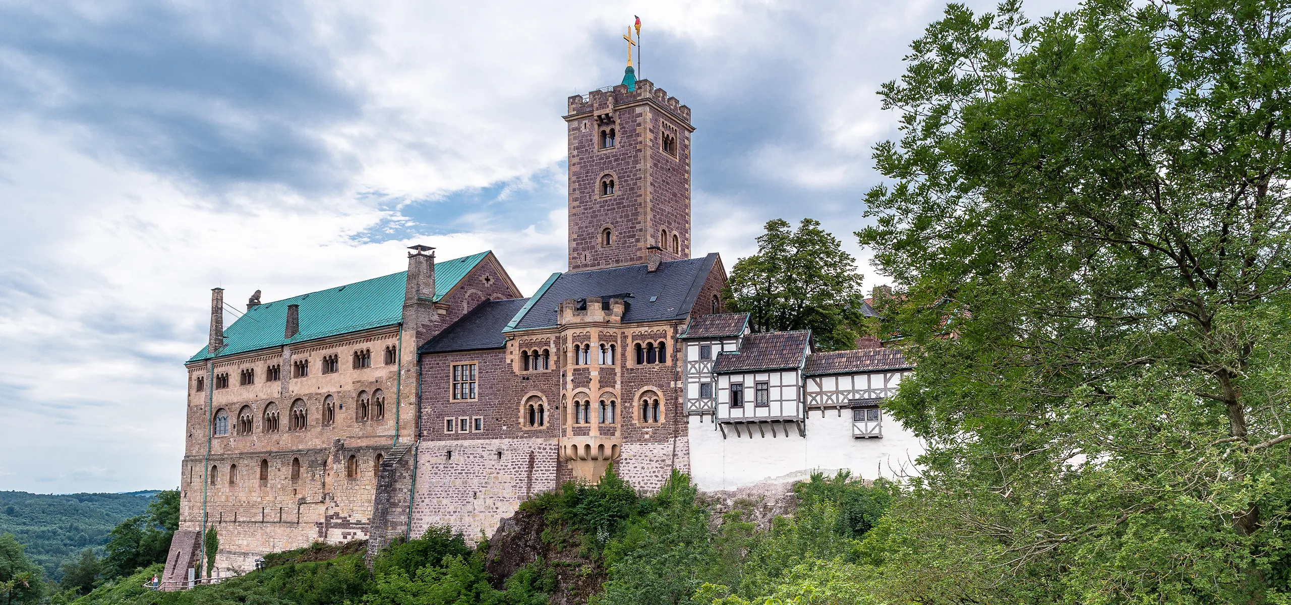 Ein aus drei Abschnitten bestehendes historisches Burg-Gebäude.
