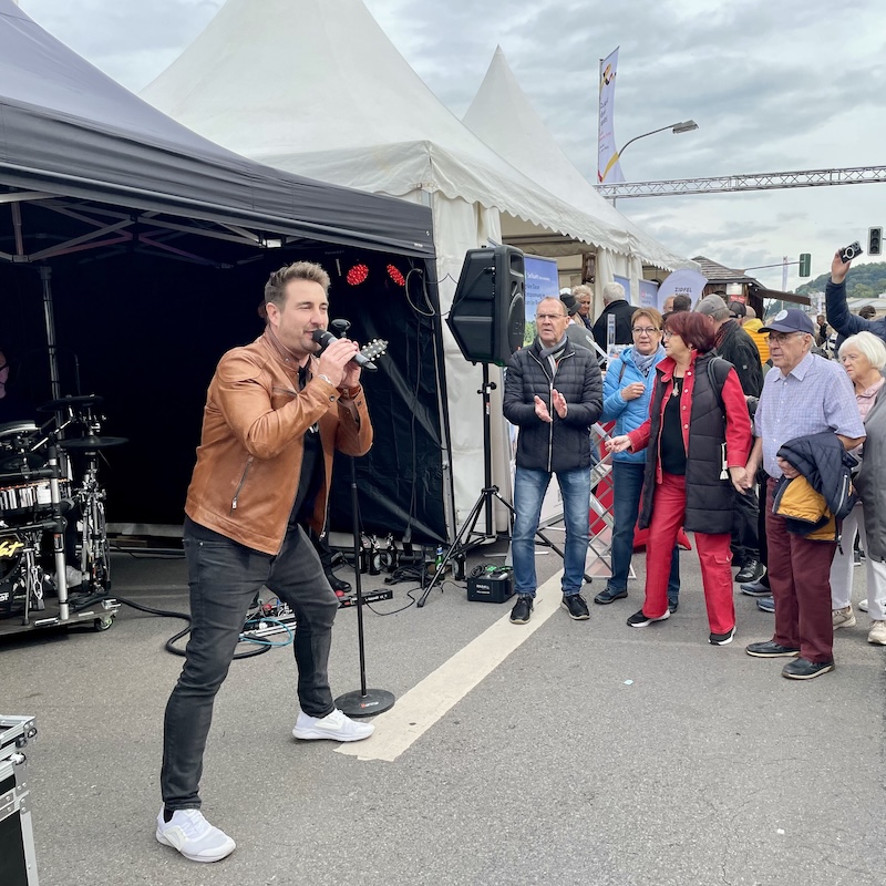 Ein Musiker singt direkt vor Publikum.