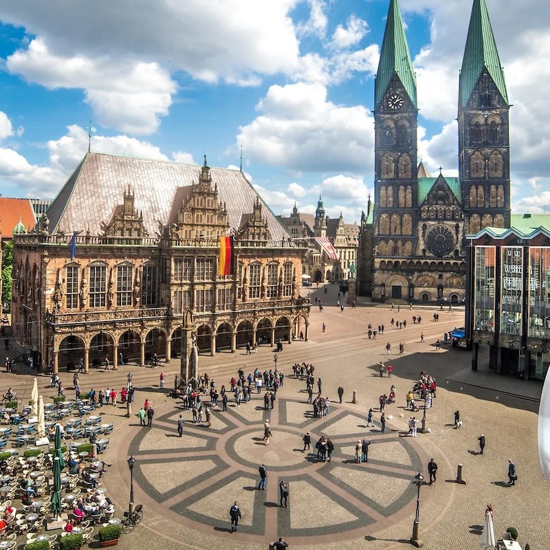 Bremens gute Stube: Der Makrplatz mit Rathaus und Roland, dem St. Petri Dom und der Bremischen Bürgerschaft.