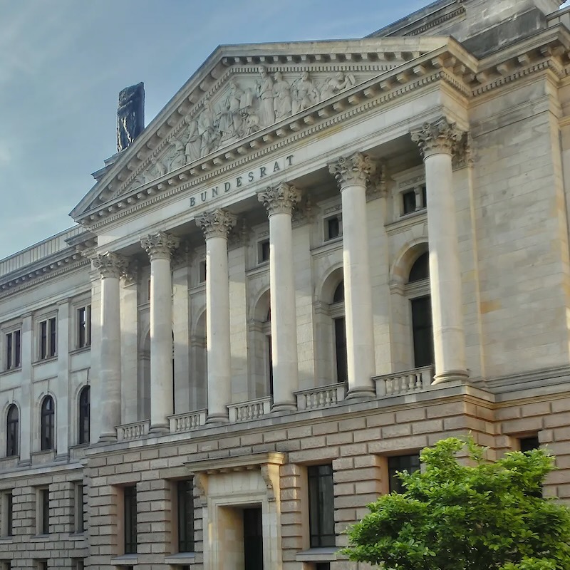 Eine Außenansicht des Gebäudes, in dem der Bundesrat tagt, mit historische Fassade und sechs Säulen.