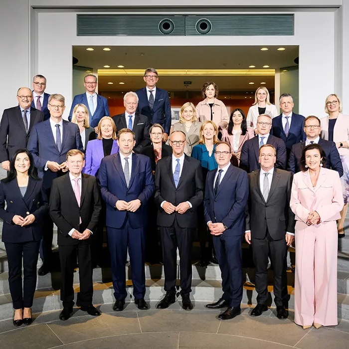 Ein Gruppenfoto der amtierenden Bundesregierung unter Bundeskanzler Friedrich Merz.