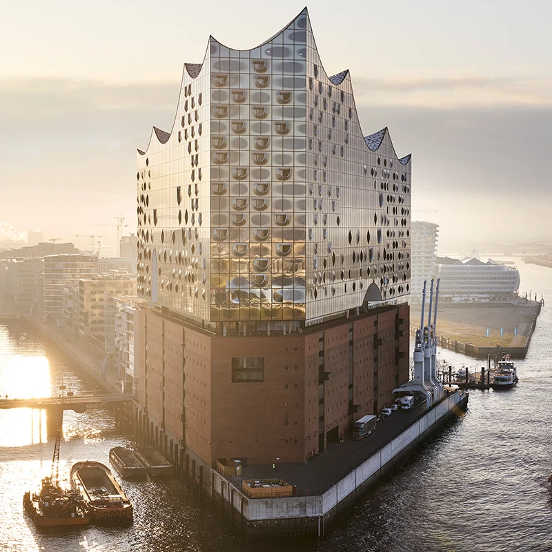 Die Elbphilharmonie an der Elbe.