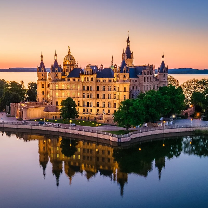 Das Schloss Schwerin bei Nacht.