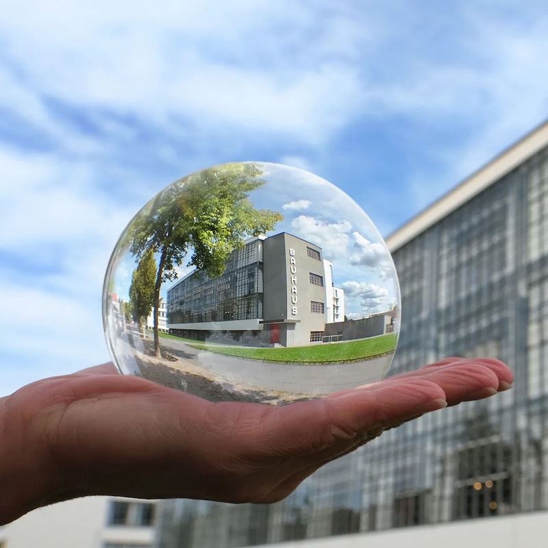 Das Bauhausgebäude in Dessau in einer gläsernen Kugel.