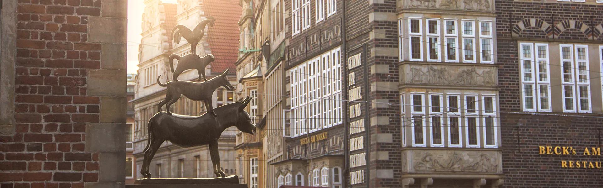 Die Skluptur der Stadtmusikanten in der Abendsonne.