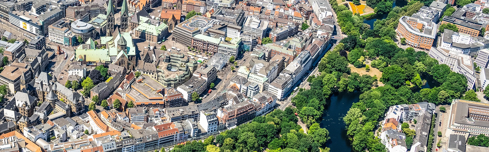 Die Innenstadt mit den grünen Wallanlagen aus der Luft.