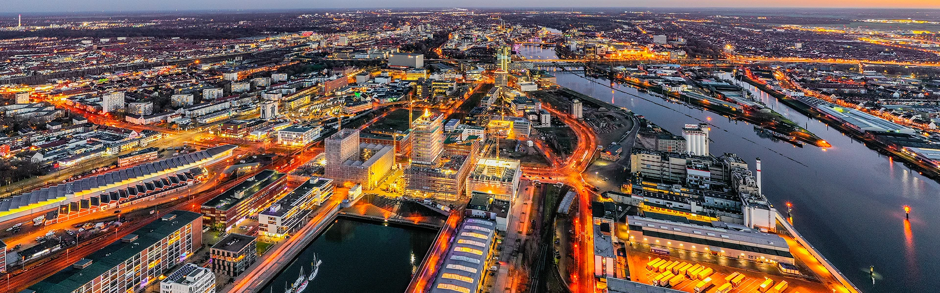 Der Europahafen bei Nacht aus der Luft fotografiert. Im Hintergrund die Bremer Innenstadt.
