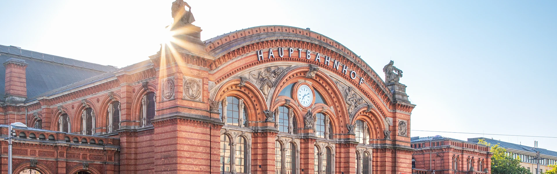Der Bremer Hauptbahnhof in der Morgensonne.