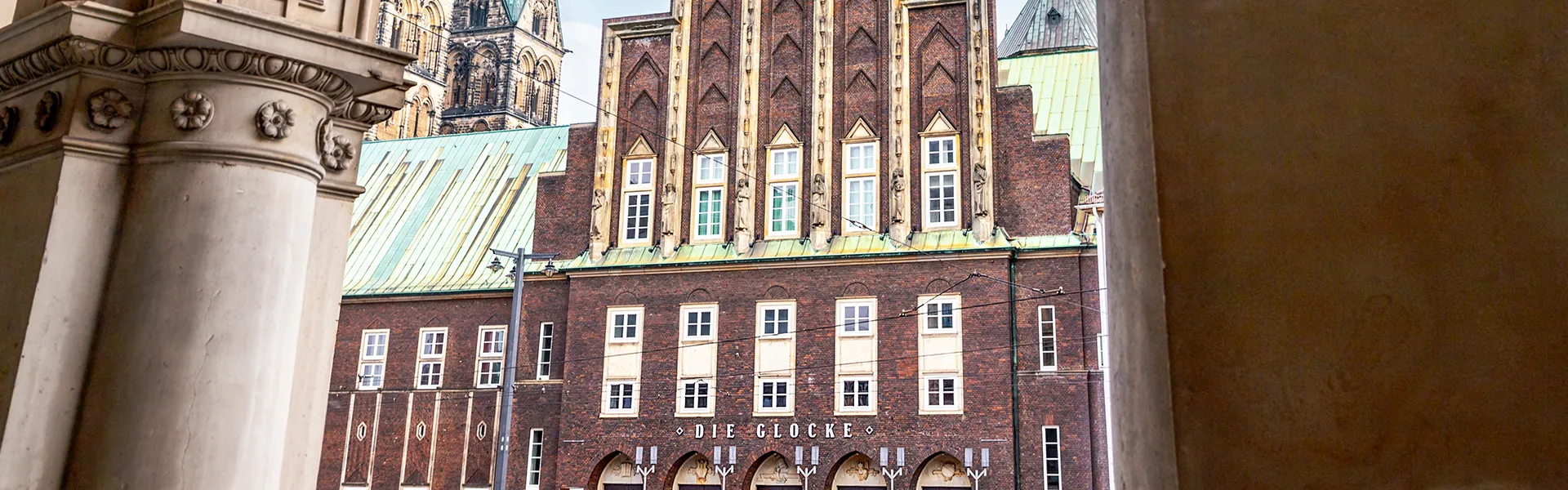 Historische Fassade des Konzerthauses 'Die Glocke' mit Kupferdach. Im Hintergrund die Türme des St. Petri Doms.