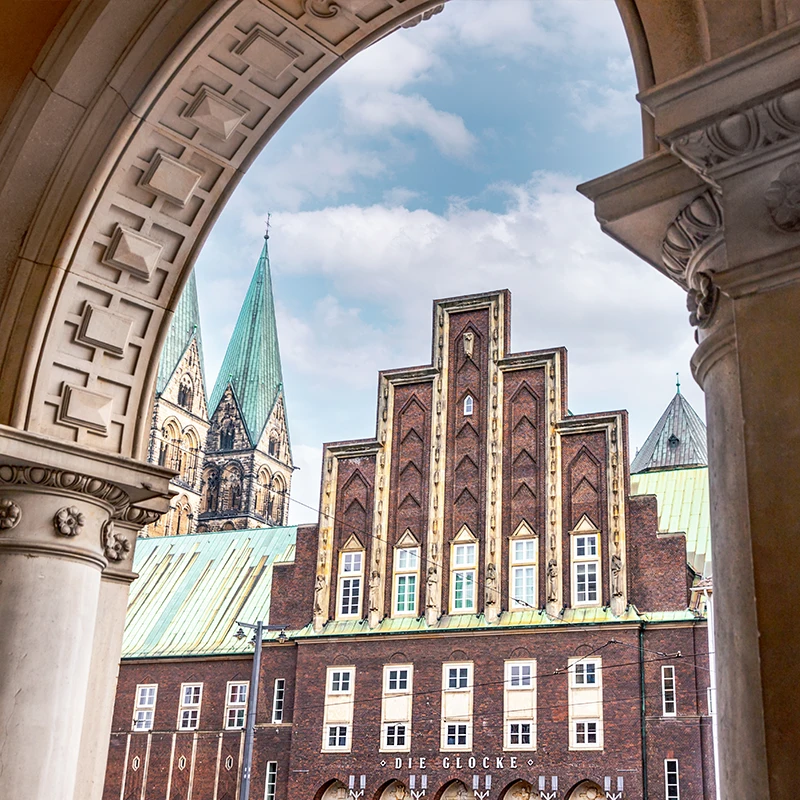 Die Fassade des Konzerthauses Die Glocke fotografiert von der gegenüberliegenden Straßenseite.
