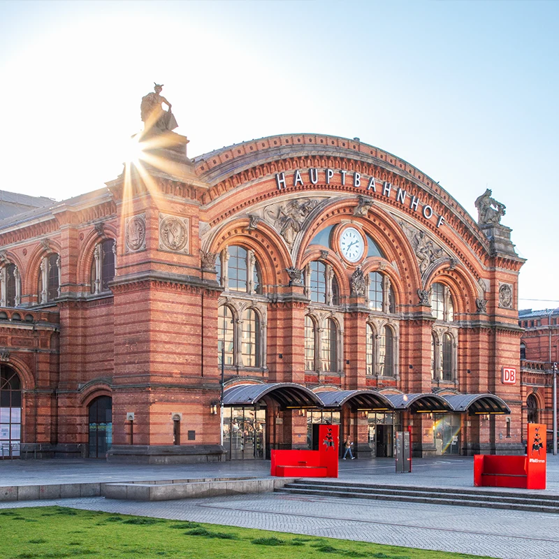 Der Bremer Hauptbahnhof in der Morgensonne.