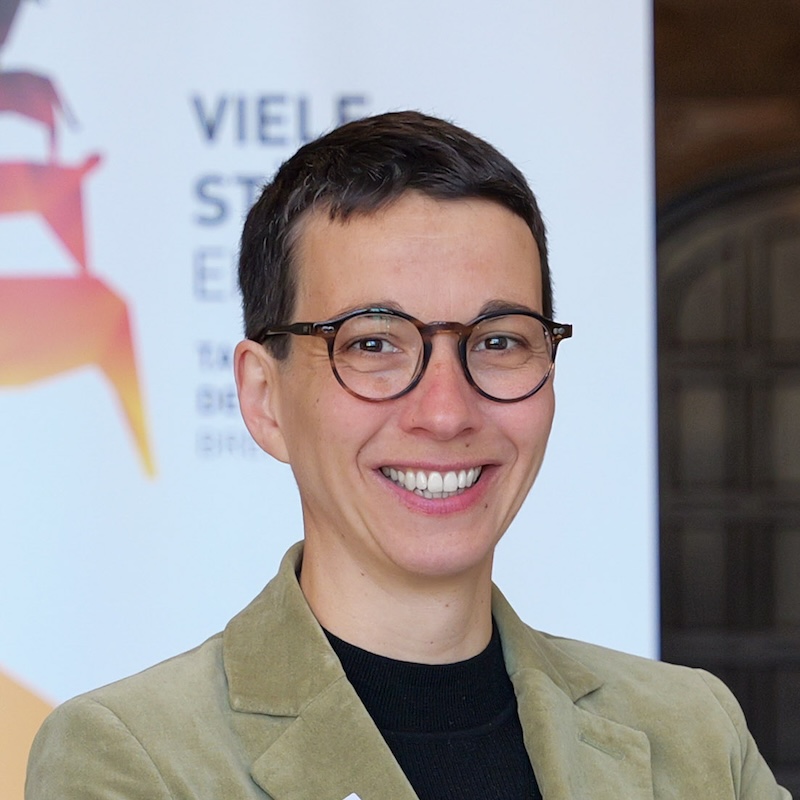 Die Ansprechperson Ramona Schlee lächelt in die Kamera und steht als Pressekontakt zur Verfügung.