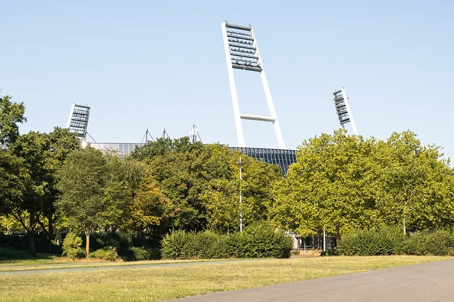 Ein Stadion im Hintergrund, im Vordergrund viel Platz für die Festmeilen.
