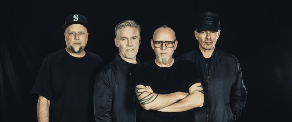 Die Fantastischen Vier posieren vor einem schwarzen Hintergrund