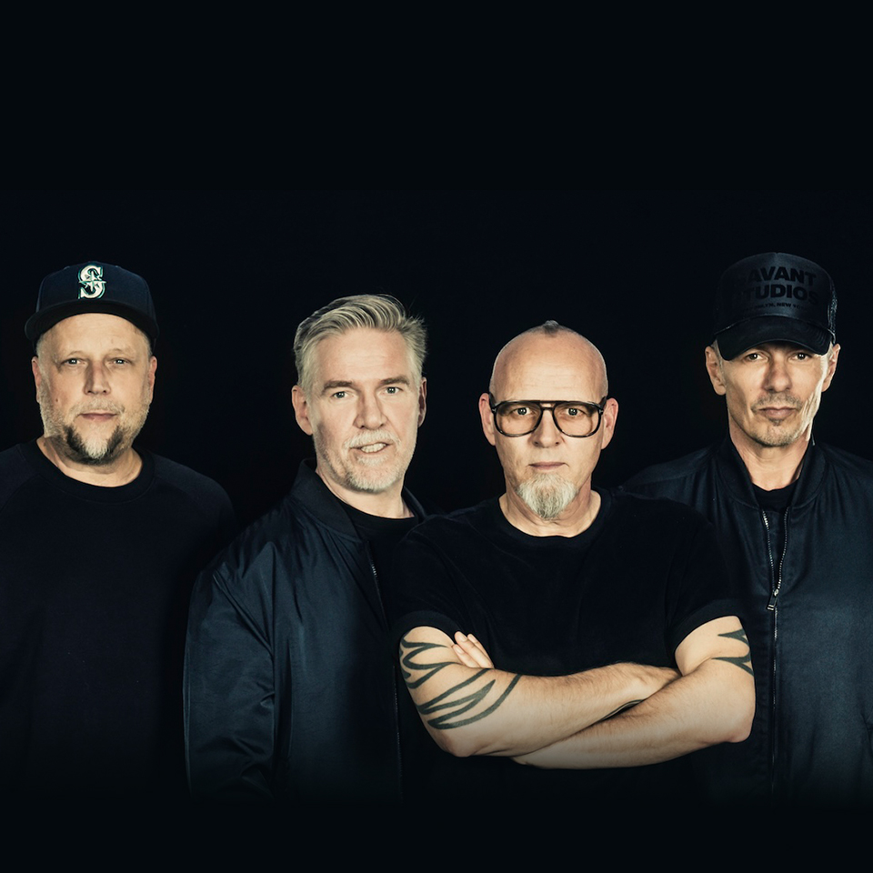 Die Fantastischen Vier posieren vor einem schwarzen Hintergrund