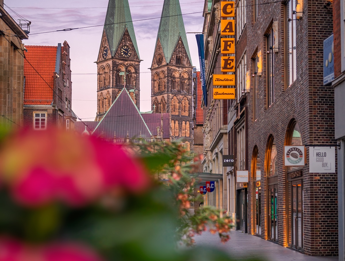 Aufnahme der Obernstraße in Bremen. Im Hintergrund ist der Dom zu sehen.