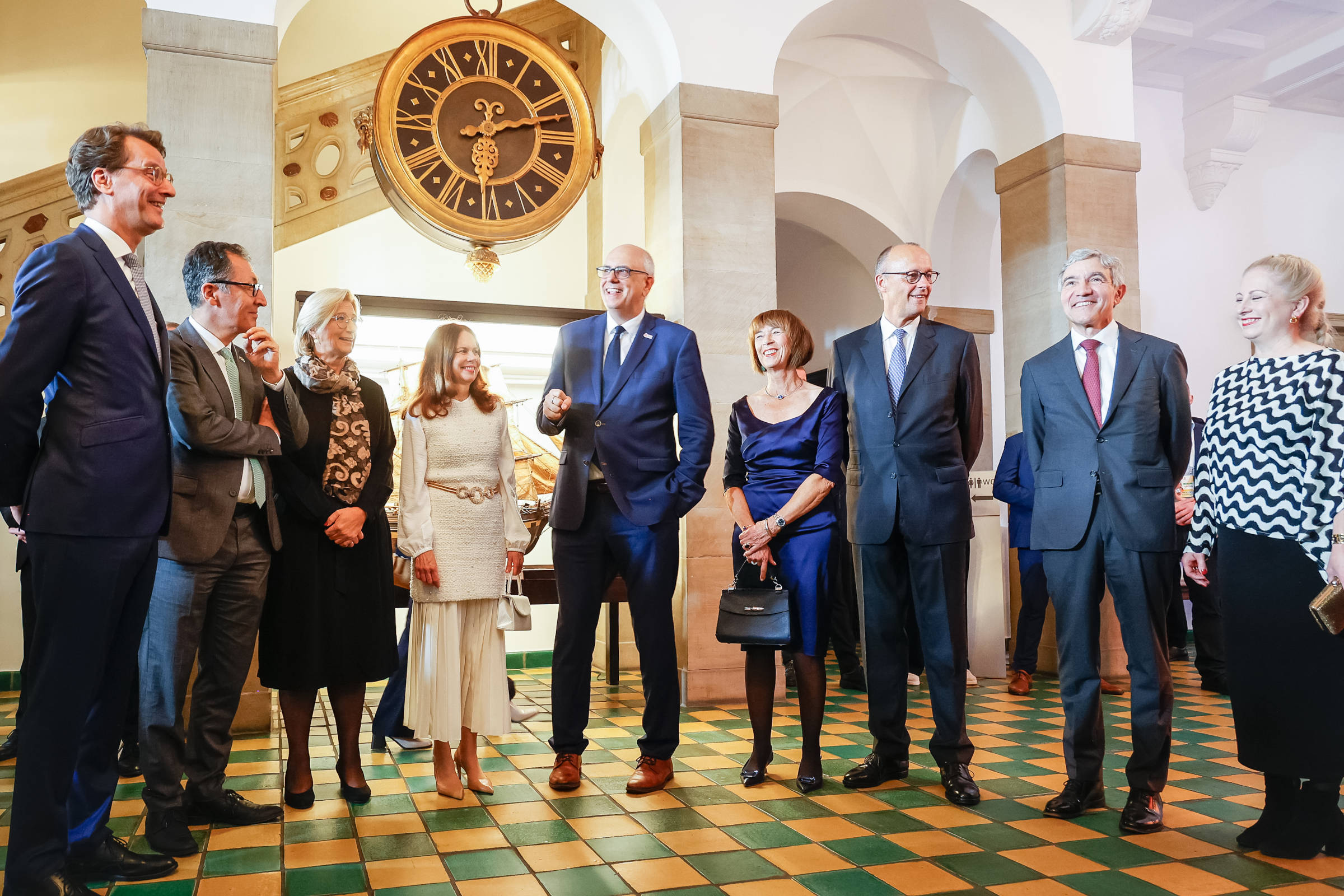 Politikerinnen und Politiker zu Besuch im Bremer Rathaus.